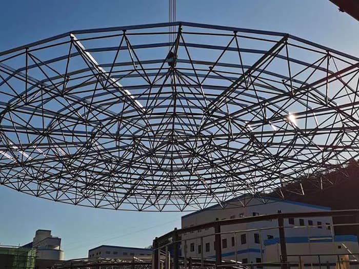 自贡螺栓球网架工程施工现场